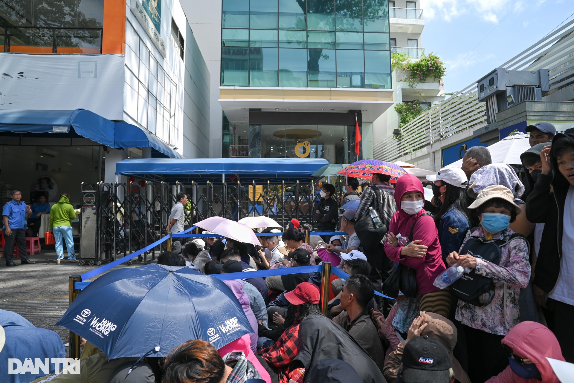 Người dân ở TPHCM xếp hàng chờ mua bán vàng giữa trời nắng - 1 Người dân ở TPHCM xếp hàng chờ mua bán vàng giữa trời nắng - 1
