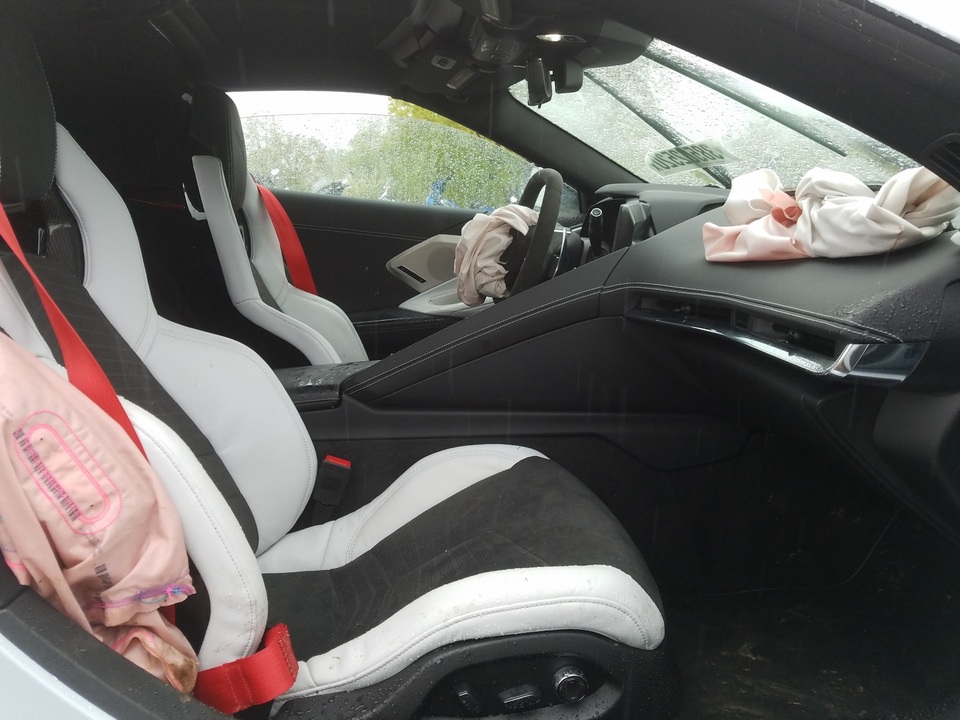 Kì lạ chiếc Corvette rách bươm sau tai nạn được rao bán đắt hơn xe mới - 6 Kì lạ chiếc Corvette rách bươm sau tai nạn được rao bán đắt hơn xe mới - 6