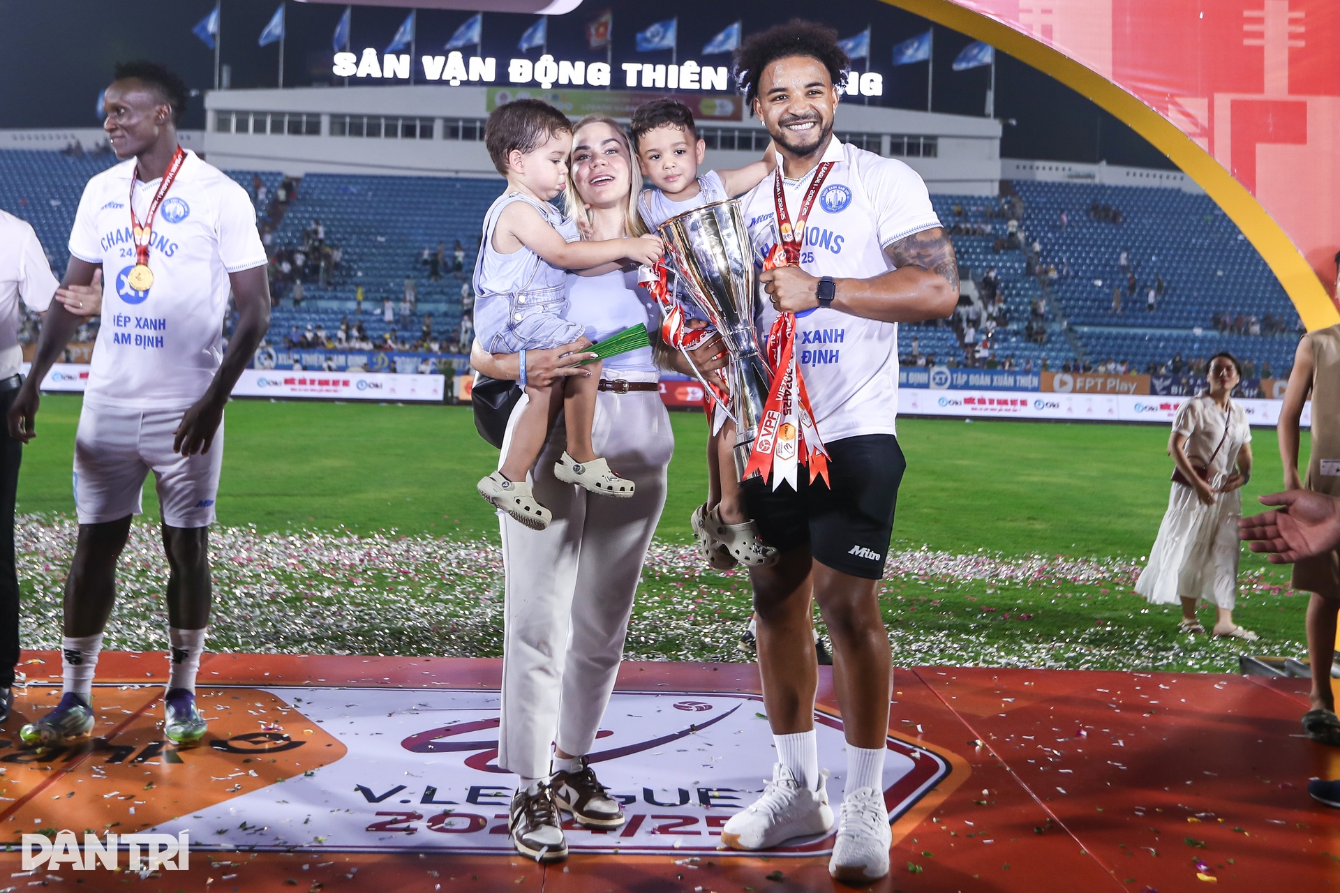 Cảm xúc vỡ oà của Xuân Son và cầu thủ Nam Định sau chức vô địch V-League - 14 Cảm xúc vỡ oà của Xuân Son và cầu thủ Nam Định sau chức vô địch V-League - 14