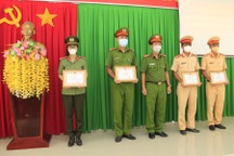 Khen thưởng 4 công an hỗ trợ một gia đình về nhà trong đêm