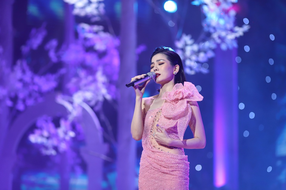 Hồ Quỳnh Hương biểu diễn trên sân khấu gây bất ngờ với khán giả Thủ đô - 6