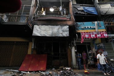 Vụ cháy 6 người chết: Nhân chứng kể giây phút 4 người nhảy lầu thoát thân