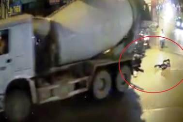 Nam sinh may mắn thần kỳ, đứng dậy bình thường sau khi bị xe bồn kéo lê