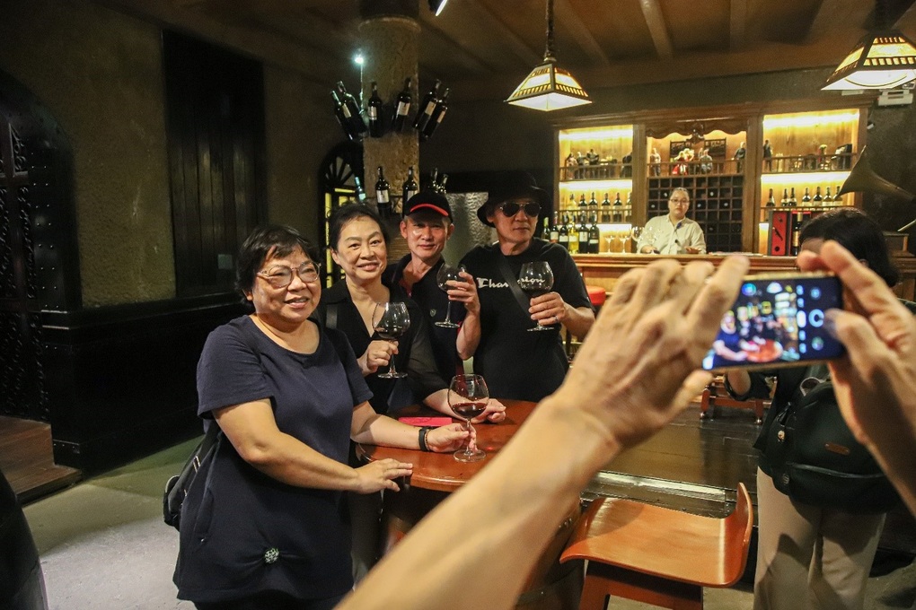 Chuyện chưa kể về hầm rượu 100 năm tuổi ở Bà Nà Hills - 7 Chuyện chưa kể về hầm rượu 100 năm tuổi ở Bà Nà Hills - 7