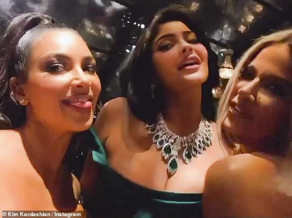 Kylie Jenner và con gái diện váy hàng hiệu đón giáng sinh - 5 Kylie Jenner và con gái diện váy hàng hiệu đón giáng sinh - 5