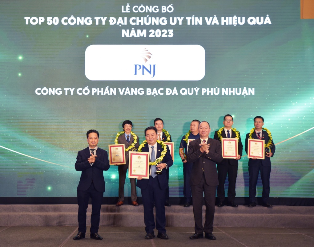 PNJ dẫn đầu top doanh nghiệp bán lẻ trong bảng xếp hạng VIX50 2023 - 1 PNJ dẫn đầu top doanh nghiệp bán lẻ trong bảng xếp hạng VIX50 2023 - 1