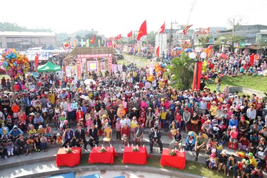 Bình Định: Đầu năm đi chợ mua lộc, cầu duyên