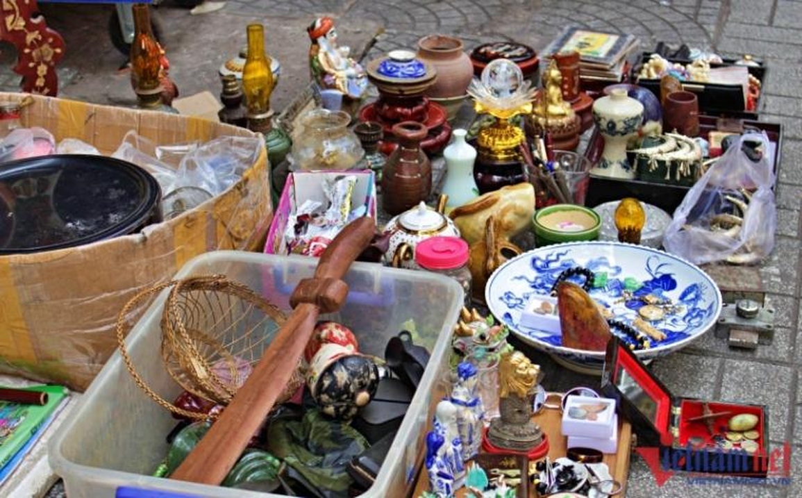 Nợ nần chồng chất, bà trùm đồ cổ TPHCM một thời ra vỉa hè kiếm sống - 4 Nợ nần chồng chất, bà trùm đồ cổ TPHCM một thời ra vỉa hè kiếm sống - 4