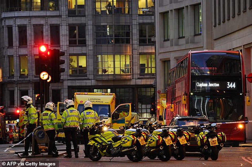 Tấn công khủng bố kinh hoàng ở trung tâm London, 3 người chết - 10 Tấn công khủng bố kinh hoàng ở trung tâm London, 3 người chết - 10