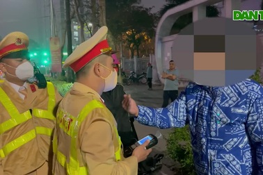 Đưa vợ đi liên hoan 8/3 về "dính cồn", nam tài xế đổi lái cho vợ