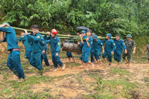 Hàng chục người khiêng quả bom "khủng" còn kíp nổ lên đồi tiêu hủy