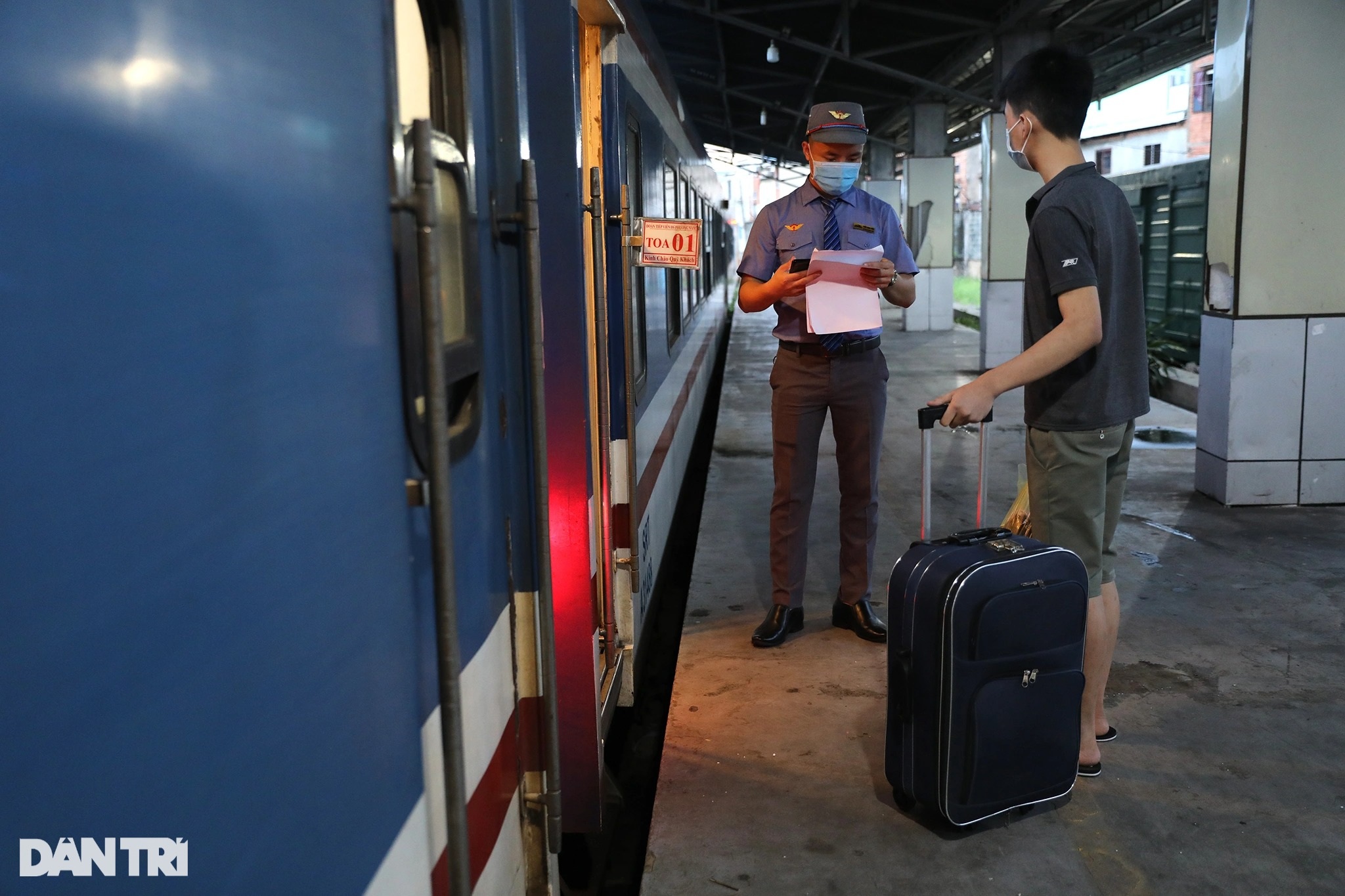 Chuyến tàu hỏa đầu tiên chạy trở lại, hành khách háo hức rời ga Sài Gòn - 5 Chuyến tàu hỏa đầu tiên chạy trở lại, hành khách háo hức rời ga Sài Gòn - 5