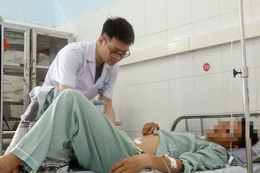 Người đàn ông bị vỡ bàng quang chỉ vì làm điều này khi uống bia