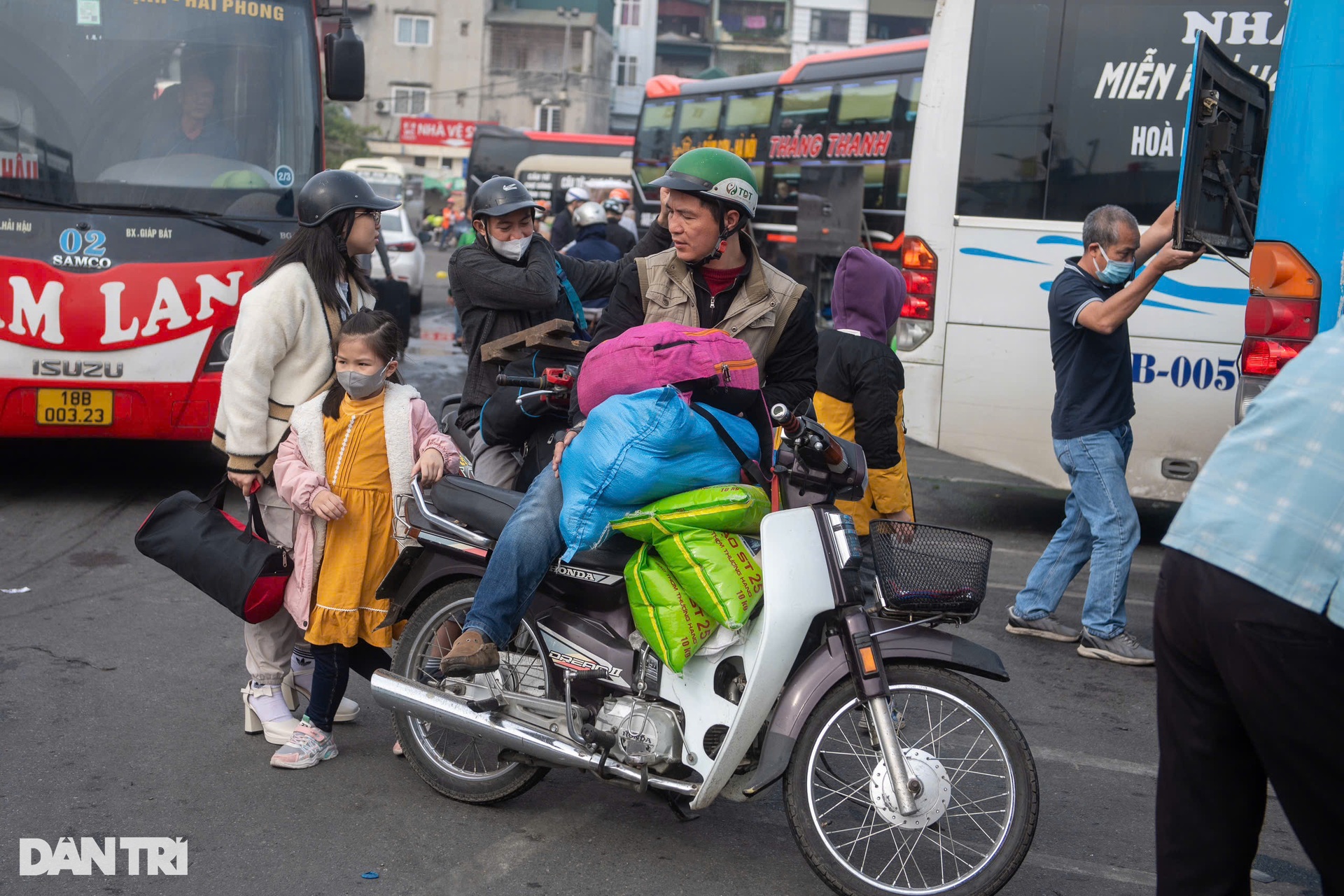 Người dân chật vật đi xe nhích từng mét rời Thủ đô về quê ăn Tết - 11 Người dân chật vật đi xe nhích từng mét rời Thủ đô về quê ăn Tết - 11
