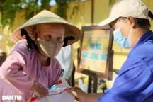 Phiên chợ 0 đồng đặc biệt tại Hội An: Mua hàng tùy thích