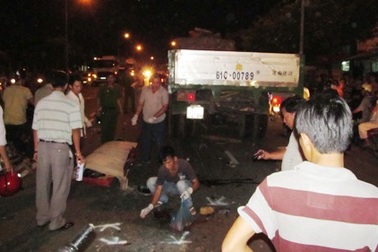 Va chạm xe máy, một người tử vong do bị xe tải cán ngang