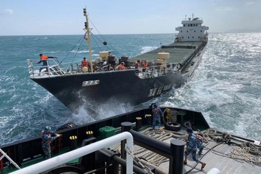 Tàu chở gần 6.000 tấn xi măng và 8 thuyền viên bị chìm trên biển