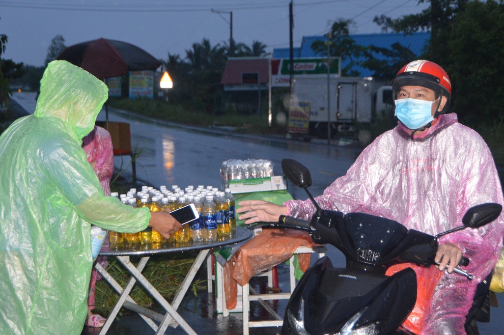 Sẻ chia với người dân về quê hộp cơm, chai xăng, bọc bánh - 3 Sẻ chia với người dân về quê hộp cơm, chai xăng, bọc bánh - 3