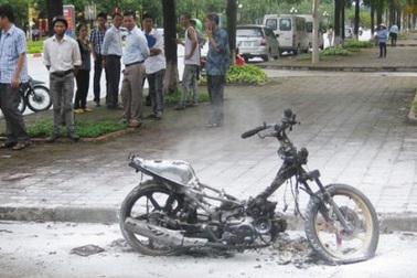 Người đi đường hô cháy mới vứt xe thoát thân