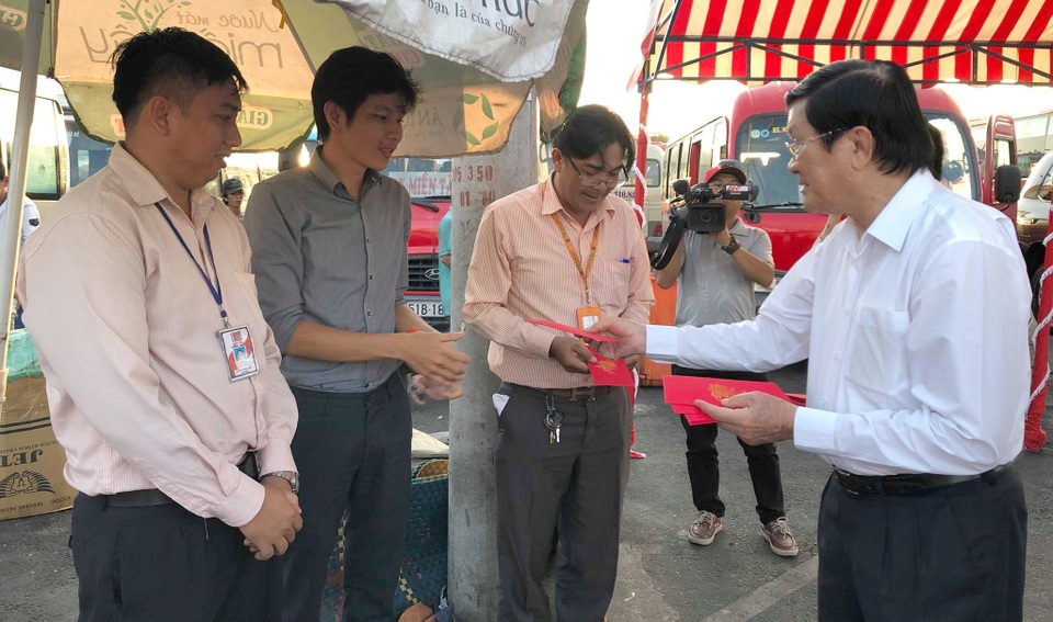 Nguyên Chủ tịch nước Trương Tấn Sang tặng quà tết cho hành khách tại bến xe - 3 Nguyên Chủ tịch nước Trương Tấn Sang tặng quà tết cho hành khách tại bến xe - 3
