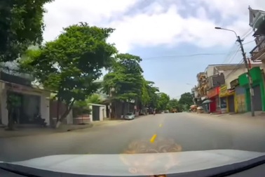 Tài xế đánh lái gấp, tránh em bé bất ngờ chạy băng qua đường