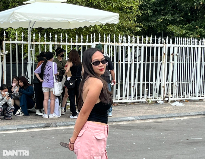 Vượt đường xa, fan Blackpink kéo theo vali đến sân vận động Mỹ Đình từ sớm - 6 Vượt đường xa, fan Blackpink kéo theo vali đến sân vận động Mỹ Đình từ sớm - 6