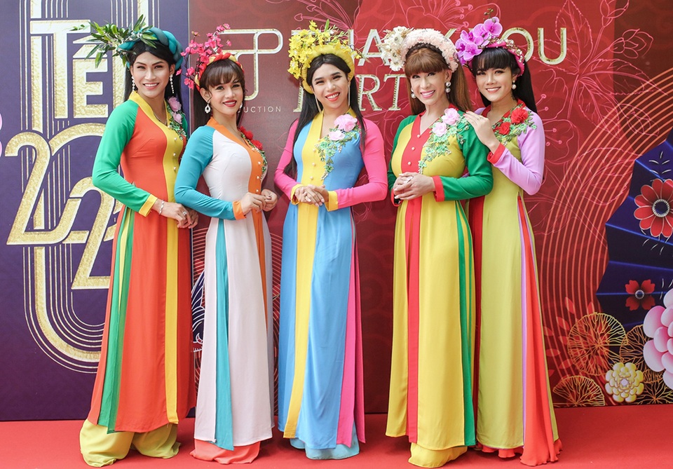 Hồ Ngọc Hà ngại ngùng khi hát lô tô cùng đoàn nghệ sĩ chuyên nghiệp - 14 Hồ Ngọc Hà ngại ngùng khi hát lô tô cùng đoàn nghệ sĩ chuyên nghiệp - 14