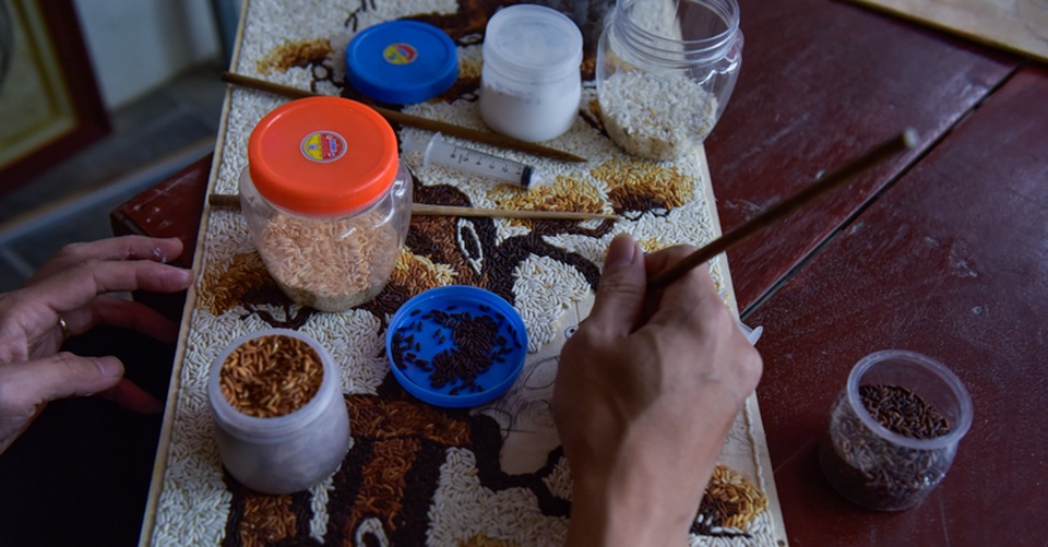 Chàng trai khuyết tật thổi hồn vào tranh gạo - 2 Chàng trai khuyết tật thổi hồn vào tranh gạo - 2