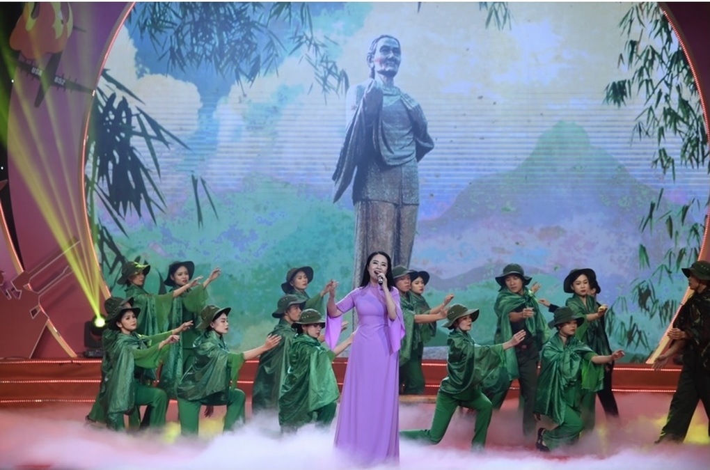 Xúc động chương trình Vang mãi bản hùng ca bầu trời - 4 Xúc động chương trình Vang mãi bản hùng ca bầu trời - 4