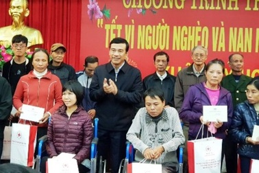 Đảm bảo mỗi hộ nghèo được nhận ít nhất một suất quà tết