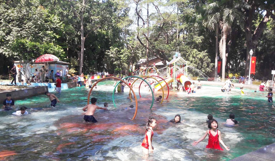 Suối Tiên, Thảo Cầm viên quá tải ngày mùng 2 Tết - 13 Suối Tiên, Thảo Cầm viên quá tải ngày mùng 2 Tết - 13