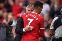 Ronaldo tỏa sáng rực rỡ, HLV Solskjaer vui như mở hội