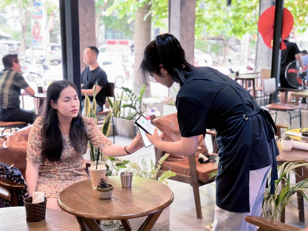 VNPAY SoftPOS giảm gánh nặng chi phí doanh nghiệp SME, thúc đẩy kinh doanh - 3 VNPAY SoftPOS giảm gánh nặng chi phí doanh nghiệp SME, thúc đẩy kinh doanh - 3