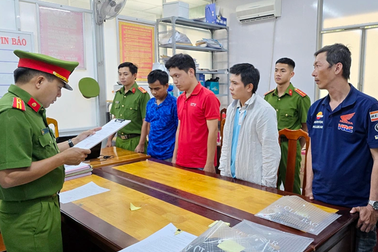 Bắt nhóm nhân viên công ty giao hàng nhanh ở An Giang