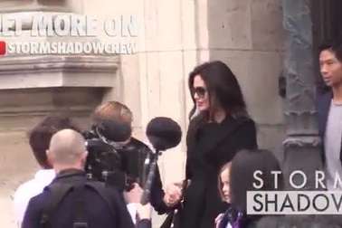 Angelina Jolie và các con xuất hiện tại Pháp