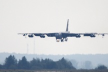 Máy bay ném bom B-52 của Mỹ rơi động cơ giữa trời