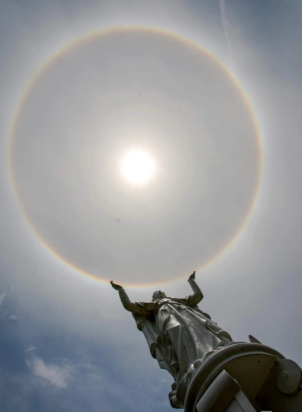 Xuất hiện vầng hào quang trên bầu trời xứ Huế - 2