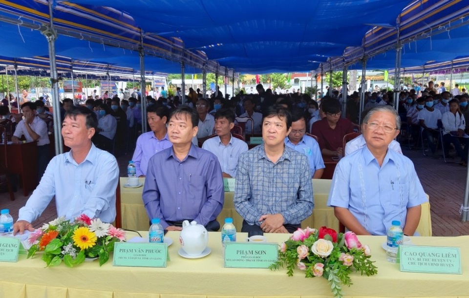 Hậu Covid-19, cả ngàn lao động đến dự phiên giao dịch việc làm - 1 Hậu Covid-19, cả ngàn lao động đến dự phiên giao dịch việc làm - 1