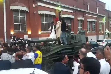 Chú rể chơi trội, mang xe tăng đi đón dâu gây xôn xao dư luận Anh