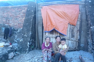 Đắng lòng cảnh 3 mẹ con, bà cháu sống trong nhà kho chứa muối