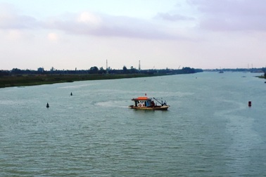 Hàng chục học sinh đứng trên bờ ngóng tìm thi thể thầy giáo