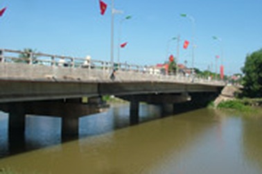 Bất mãn, một học sinh nhảy xuống sông tự tử