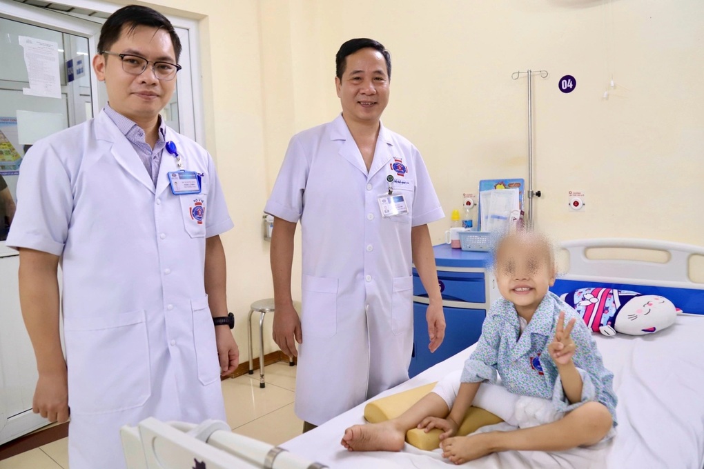 Sưng khớp gối phải, bé 6 tuổi phát hiện ung thư xương - 2 Sưng khớp gối phải, bé 6 tuổi phát hiện ung thư xương - 2