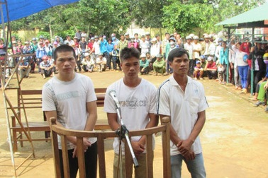 Xách dao uy hiếp lực lượng CSGT đòi lại giấy tờ bị tạm giữ