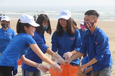 Hơn 1.500 đoàn viên, thanh niên Hà Tĩnh ra quân làm sạch bờ biển