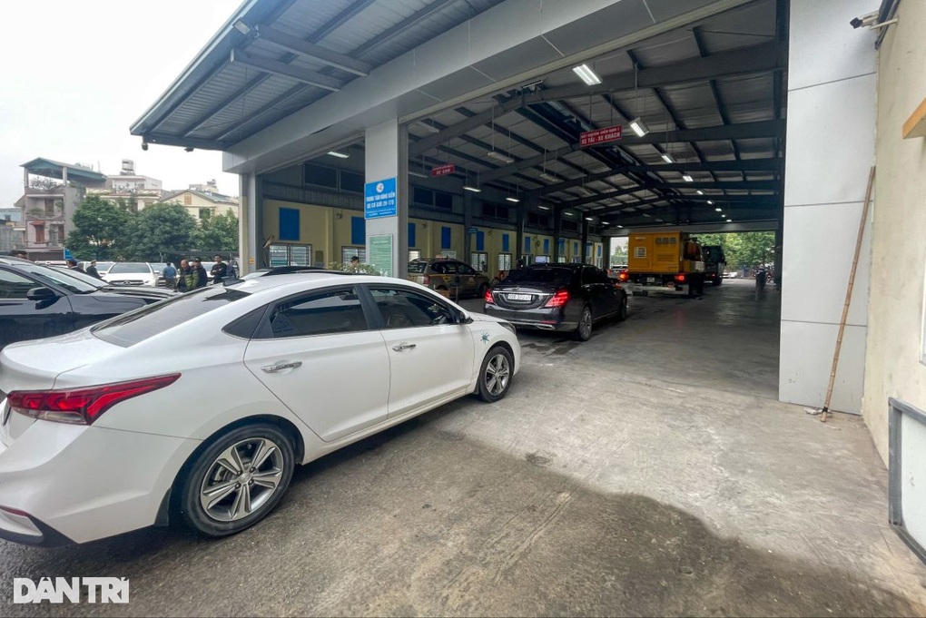 Ô tô mới được miễn kiểm định có phải dán tem đăng kiểm không? - 1 Ô tô mới được miễn kiểm định có phải dán tem đăng kiểm không? - 1