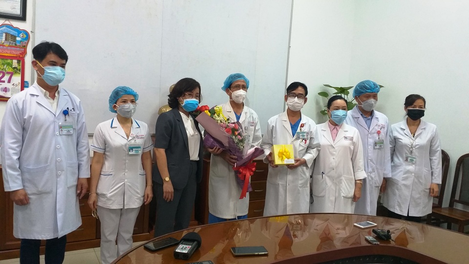 Phần thưởng lớn nhất của bác sĩ là bệnh nhân mắc Covid-19 được xuất viện - 2 Phần thưởng lớn nhất của bác sĩ là bệnh nhân mắc Covid-19 được xuất viện - 2