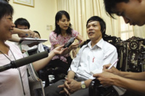 Bộ Giáo dục tặng bằng khen cho giám thị Đỗ Việt Khoa