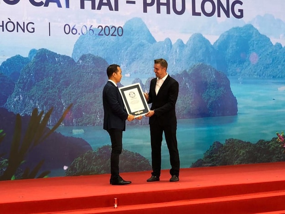 Phó Thủ tướng cắt băng khai trương tuyến cáp vượt biển - 5 Phó Thủ tướng cắt băng khai trương tuyến cáp vượt biển - 5