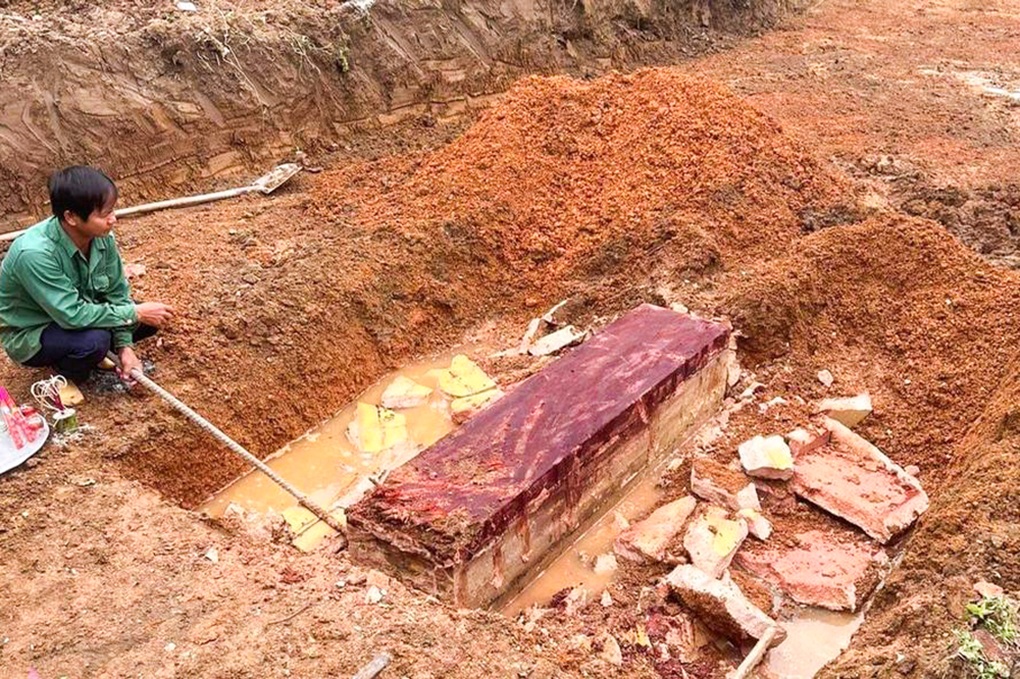 Cỗ quan tài cổ nặng nửa tấn: Đáng tiếc khi phần quách bị phá vỡ - 1 Cỗ quan tài cổ nặng nửa tấn: Đáng tiếc khi phần quách bị phá vỡ - 1